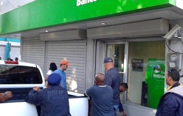 Roban cajero automático del Banco BHD-León en Tamboril